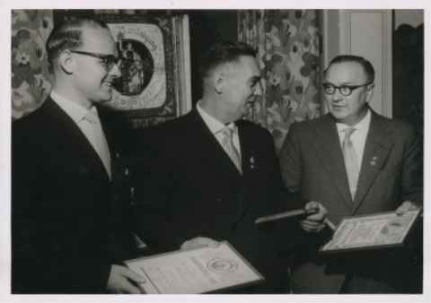 Bundessieger im Moped-Wanderfahren (1956); von links 1. Vorsitzender Philipp Zimmermann, Martin Vogel erhält die goldene Plakette als Bundessieger im Moped-Wanderfahren (1956) mit Urkunde aus den Händen vom Kreisvorsitzenden Josef Wagner.