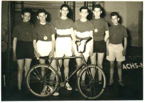 Unterfränkische Meisterschaft im 2er Radball; von links: Herbert Leibold, Winfried Eyring, Hans Vogel, Klaus Oßwald, Günther Diwald, Ernst-Dieter Virnekäs.